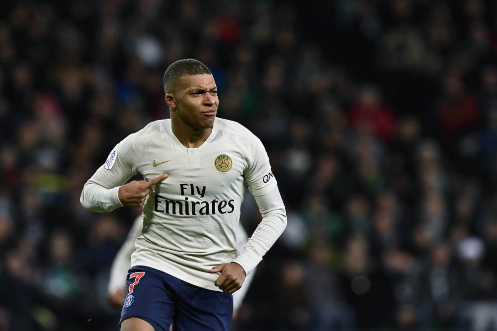 雷军扬眉吐气：SU7是20万以上轿车第一，YU7是中大型SUV第一